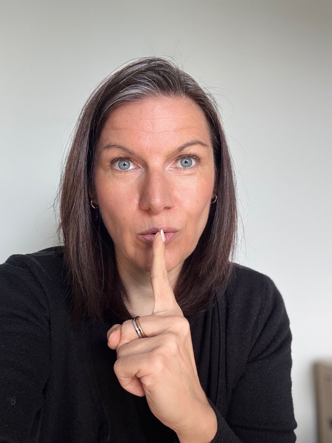 Photo de Nadège Lebigre faisant le signe du silence